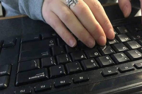 கீபோர்டில் ஏன் A-B-C வரிசையில் எழுத்துக்கள் இல்லை? QWERTY பின்னணியில் இருக்கும் சுவாரஸ்ய காரணம்!